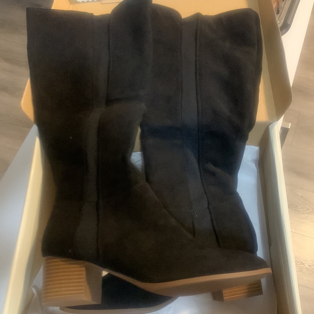 Knee-High Suede Black Boot with wooden block heel! Side zipper and elastic band